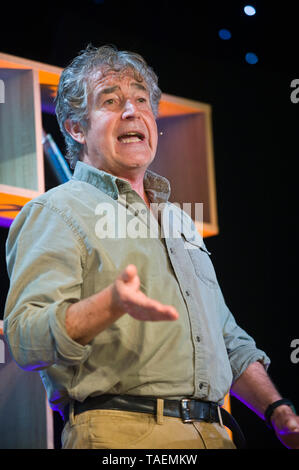 Tony Juniper CBE diruttori scrittore autore sostenibilità advisor e ambientalista parlando sul palco a Hay Festival 2019 Hay on Wye Powys Wales UK Foto Stock