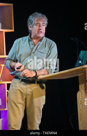 Tony Juniper CBE diruttori scrittore autore sostenibilità advisor e ambientalista parlando sul palco a Hay Festival 2019 Hay on Wye Powys Wales UK Foto Stock
