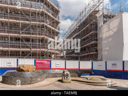 Warrington centro città mercato di nuova insorgenza con Tim Parry, Jonathon sfera statua in primo piano. Foto Stock