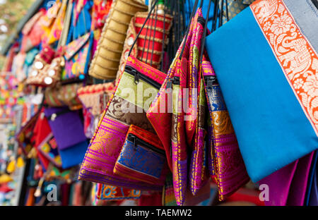 Chiudere orizzontale di seta fatta a mano sacchetti in India. Foto Stock