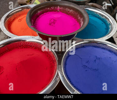 Vista sulla piazza di polvere colorata per la vendita in India. Foto Stock