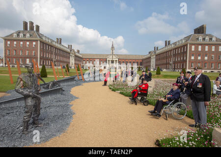 Chelsea pensionati e veterani di guerra tour la 'D-Giorno 75' giardino, progettata da Giovanni Everiss come un omaggio agli eroi della II Guerra Mondiale sbarco in Normandia. Foto Stock