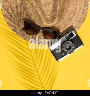 La vacanza estiva accessori, cappello, occhiali da sole e fotocamera laici composizione flt Foto Stock