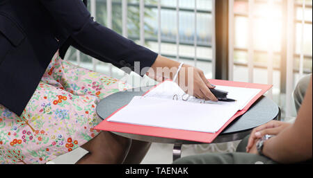 Agente donna è in possesso della chiave per auto in attesa di dare dopo imprenditori firmerà un auto contratto di acquisto. Foto Stock