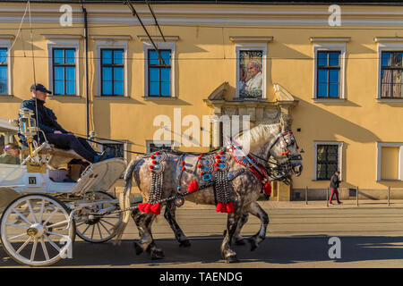 Una vista nel centro medievale della città vecchia di Cracovia Foto Stock