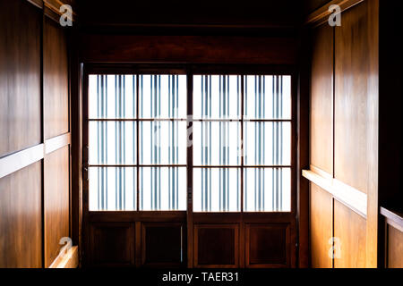 Tradizionale Giapponese machiya house o ryokan con carta di scorrimento della porta d'ingresso e luce con architettura nessuno Foto Stock