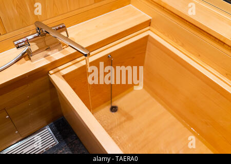 Nuovo pulita cypress vasca da bagno in legno giapponese tradizionale vasca in casa o casa onsen hotel bagno interno con nessuno e acqua corrente in Giappone Foto Stock