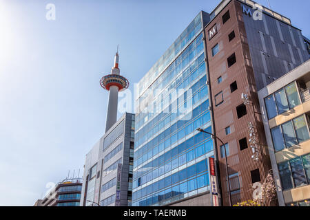 Kyoto, Giappone - Aprile 9, 2019: Skyline cityscape durante il giorno della grande città con torre vicino alla stazione con il cielo sereno cercando Foto Stock