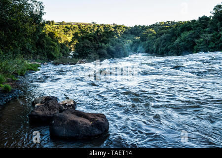 Corrente veloce nel fiume Chapecozinho. XANXERE, Santa Catarina, Brasile. Foto Stock