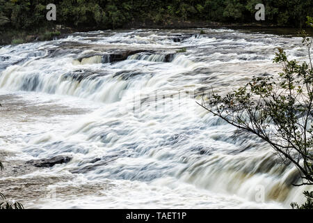 Corrente veloce nel fiume Chapecozinho. XANXERE, Santa Catarina, Brasile. Foto Stock