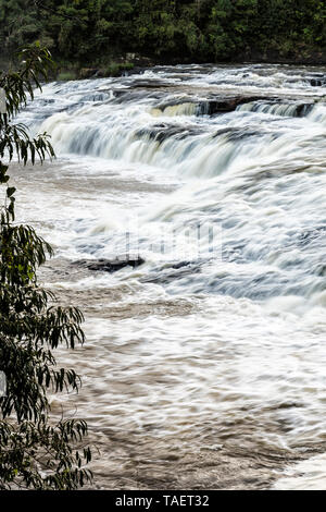 Corrente veloce nel fiume Chapecozinho. XANXERE, Santa Catarina, Brasile. Foto Stock