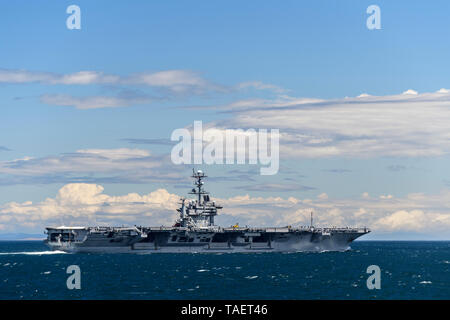 La statunitense Nuclear powered portaerei USS John C. Stennis (CVN-74) nello stretto di Juan de Fuca vicino a Port Angeles, nello Stato di Washington, USA Foto Stock