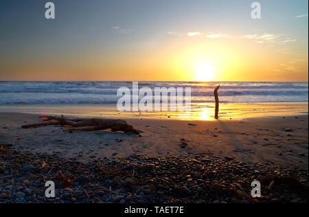 Il sole tramontare sull'Oceano Pacifico. Foto Stock