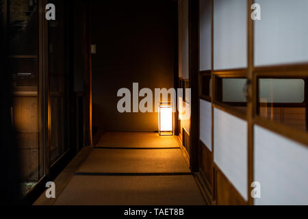 Casa tradizionale giapponese o ryokan con porte scorrevoli di carta shoji tatami piano e lampada di notte Foto Stock