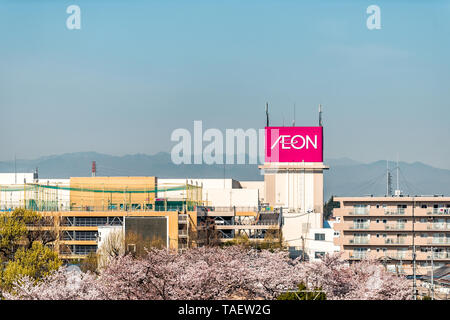 Tokyo, Giappone - Aprile 4, 2019: Paesaggio urbano della città durante il giorno con vista di Leon Il Mio Carrello company segno e fiori di ciliegio Foto Stock