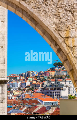 Lisbona, Portogallo - 27 Marzo 2018: panoramica di Lisbona vista aerea con case colorate e Saint George Castle attraverso l'arco Foto Stock