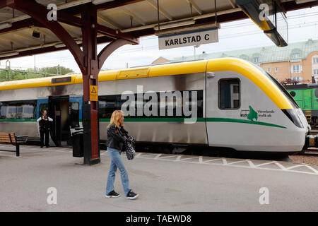 Karlstad, Svezia - 21 Maggio 2019: Uno mezzi pubblici treno a Karlstad stazione centrale nella piattaforma di servizio per Warmlandstrafik. Foto Stock