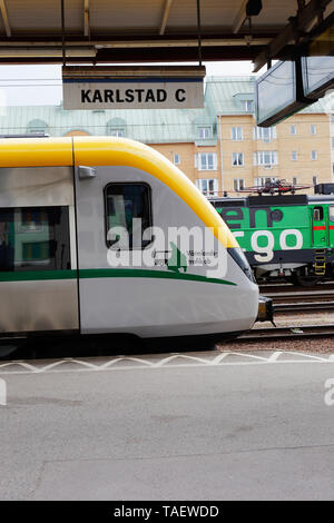 Karlstad, Svezia - 21 Maggio 2019: Uno mezzi pubblici treno a Karlstad stazione centrale nella piattaforma di servizio per Warmlandstrafik. Foto Stock