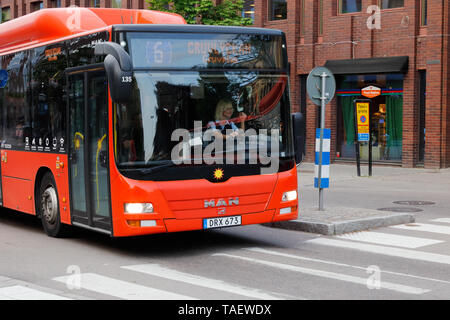 Karlstad, Svezia - 21 Maggio 2019: vista anteriore di un'arancia city bus in servizio sulla linea 6 azionato dal trasporto pubblico comnpany Karlstadsbuss. Foto Stock