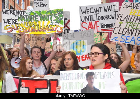 I giovani fanno pressione per un’azione volta a prevenire il cambiamento climatico in occasione del Manchester Youth Strike 4 Climate Protest il 24th maggio 2019 a Manchester, Regno Unito. Foto Stock