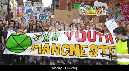 I giovani fanno pressione per un’azione volta a prevenire il cambiamento climatico in occasione del Manchester Youth Strike 4 Climate Protest il 24th maggio 2019 a Manchester, Regno Unito. Foto Stock