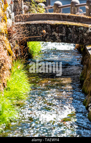 Nikko, Giappone vista canale fiume in montagna con il piccolo ponte di pietra nella Prefettura di Tochigi in Giappone con acqua blu in primavera Foto Stock