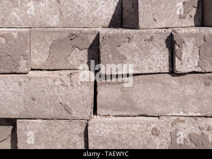 Pila di grigio marciapiede di ciottoli e mattoni. texture, costruzione. Foto Stock