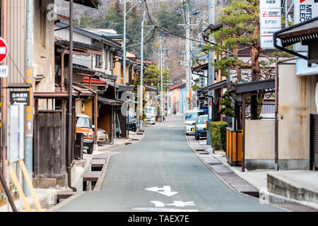 Takayama, Giappone - Aprile 6, 2019: Prefettura di Gifu in Giappone con le tradizionali case di legno sul vicolo strada e nessuno in serata Foto Stock