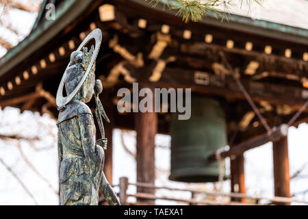Takayama, Giappone - Aprile 6, 2019: Vista di Hida Kokubunji tempio buddista con campanile Bonshou tradizionale Campana Foto Stock