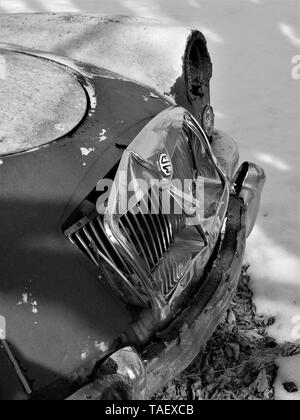 Abbandonato 1962 SMG in New Jersey gas station back yard. Collezionabili trascurate in attesa per il cantiere di scarto. Foto Stock