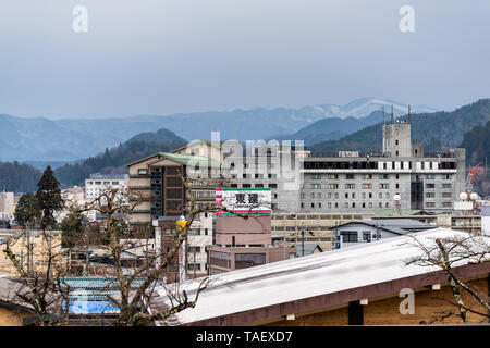 Takayama, Giappone - Aprile 6, 2019: Prefettura di Gifu in Giappone con la skyline o paesaggio urbano della città di montagna villaggio sul giorno nuvoloso Foto Stock