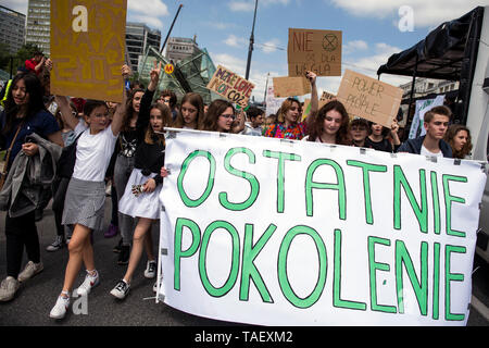 Gli adolescenti sono visti tenendo cartelloni e un banner che dice l'ultima generazione durante la protesta. I giovani che vogliono prestare attenzione agli effetti dei cambiamenti climatici, hanno protestato per le strade di Varsavia. La Gioventù sciopero per il clima è una iniziativa di alunni e studenti delle scuole polacche come sottolineano. La dimostrazione è stata ispirata da 16-anno-vecchio attivista Thunberg Greta, chi ha avviato simili scioperi in Svezia lo scorso anno. Foto Stock