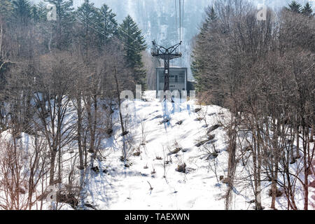 Takayama, Giappone - Aprile 8, 2019: Montagna con la neve in villaggi Okuhida Shinhotaka cavo di funivie aeree di alta vista angolare nella Prefettura di Gifu park su SPR Foto Stock