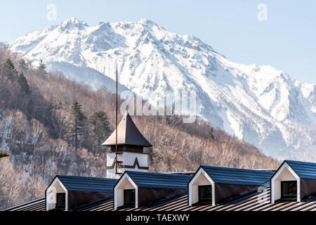Takayama, Giappone montagna con neve in funivia Shinhotaka funivia vista nella Prefettura di Gifu park sulla giornata di primavera con architettura building Foto Stock