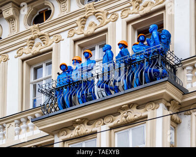 Innsbruck, Austria, 07/10/2017: Blu manichini di costruttori in piedi sul balcone dell'edificio ristrutturato in Innsbruck Foto Stock