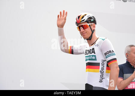 Pascal Ackermann della Germania e Team Bora visto durante il 102º edizione del Giro d'Italia 2019, stadio 13 a 196km Stadio da Pinerolo a Ceresole Reale (Lago Serrù) 2247m. Foto Stock