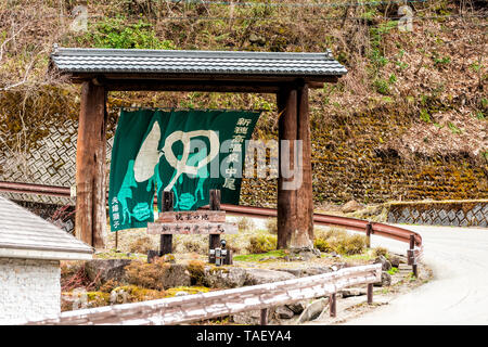 Takayama, Giappone - Aprile 8, 2019: Montagna Okuhida villaggi nella Prefettura di Gifu park con strada e onsen hotel resort firmare con nessuno Foto Stock