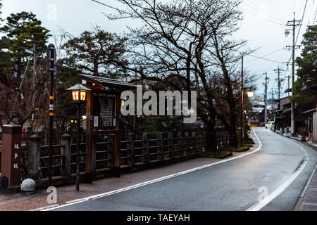 Takayama, Giappone - Aprile 8, 2019: la piccola città di Gifu in Giappone in primavera nel tradizionale villaggio di notte con la lanterna accesa e spia Foto Stock