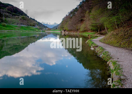 Lago alpino, impostare tra prati e boschi di faggio Foto Stock