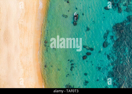 Vista superiore foto aerea da flying drone di un bellissimo panorama sul mare con acque turchesi con copia spazio per la vostra pubblicità messaggio di testo Foto Stock