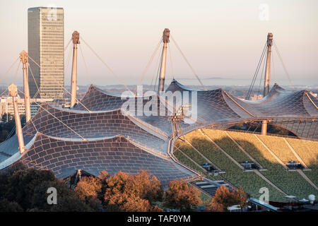 Germania - Monaco, Parco Olimpico stadio olimpico, tenda della costruzione del tetto nella luce del mattino Foto Stock