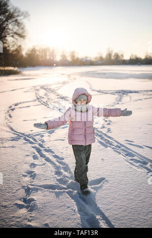 Ritratto di bambina in piedi sul campo di neve Foto Stock