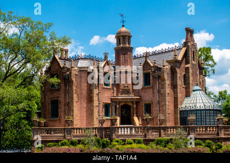 Orlando, Florida. Maggio 16, 2019. Haunted Mansion su lightblue sfondo con cielo nuvoloso nel Magic Kingdom presso il Walt Disney World Resort (2) Foto Stock