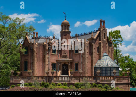 Orlando, Florida. Maggio 16, 2019. Haunted Mansion su lightblue sfondo con cielo nuvoloso nel Magic Kingdom presso il Walt Disney World Resort (4) Foto Stock