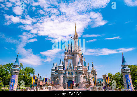 Orlando, Florida. Maggio 17, 2019. Vista panoramica di Cenerentola del castello su nuvoloso lightblue sfondo cielo nel Magic Kingdom presso il Walt Disney World Resort Foto Stock