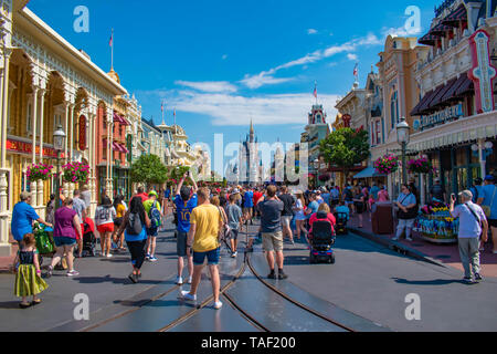 Orlando, Florida. Maggio 17, 2019. Persone che camminano in Main Stree su Magic Kingdom presso il Walt Disney World Resort (2) Foto Stock