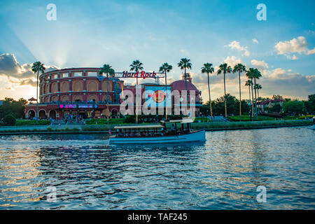 Orlando, Florida. Maggio 21, 2019. Vista panoramica di Hard Rock Cafe , alberi di palma e taxi boat in Citywalk presso gli Universal Studios Area. Foto Stock