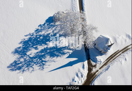 In Germania, in Baviera, Harmating, St. Leonhard la cappella in inverno, drone visualizza Foto Stock