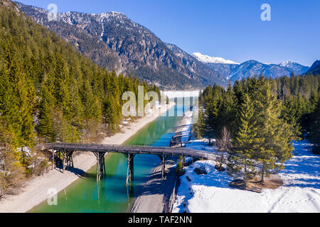 Austria, Tirolo, Alpi Ammergau, Heiterwanger vedere in inverno, vista aerea Foto Stock