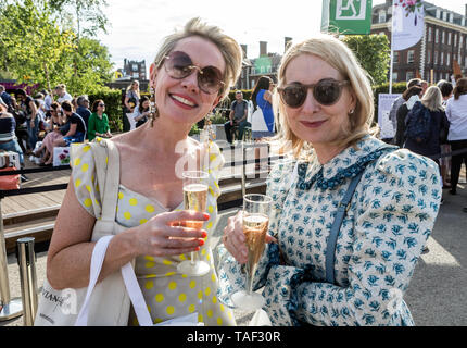 Due donne di bere champagne al Chelsea Flower Show 2019 Londra Foto Stock